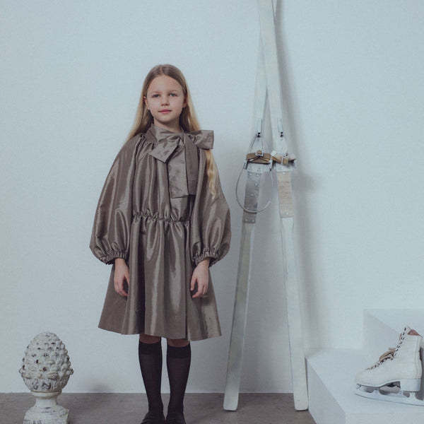 Unlabel Strong Bow Dress Dark Sand BABY ELAINE Unlabel Strong Bow Dress Dark Sand BABY ELAINE